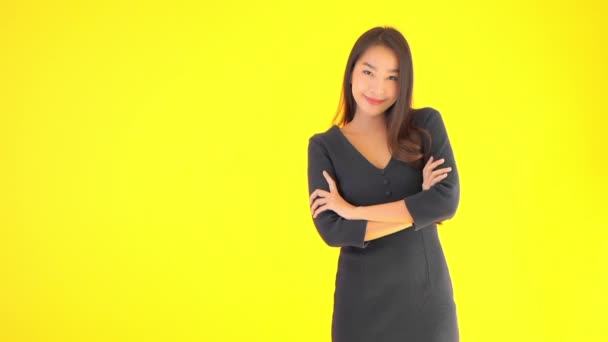 Séquences Belle Femme Asiatique Avec Les Bras Croisés Isolés Sur — Video