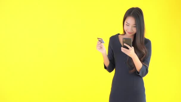 Metraje Hermosa Mujer Asiática Usando Teléfono Inteligente Tarjeta Crédito Aislado — Vídeo de stock