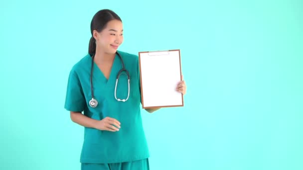 Güzel Asyalı Genç Doktor Kadın Mavi Izole Arkaplanda Boş Bir — Stok video