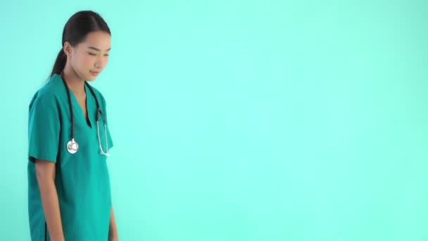 Retrato Bonito Jovem Asiático Médico Mulher Azul Isolado Fundo — Vídeo de Stock