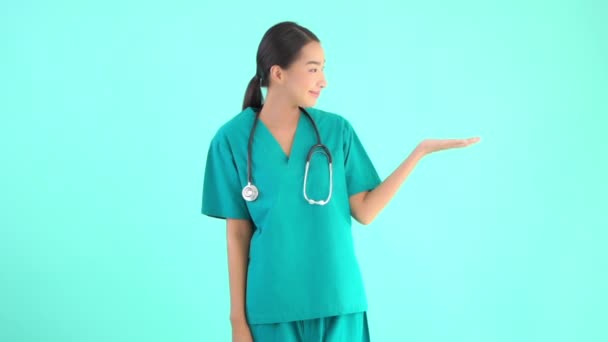 Retrato Hermosa Joven Asiática Médico Mujer Apuntando Copia Espacio Azul — Vídeos de Stock