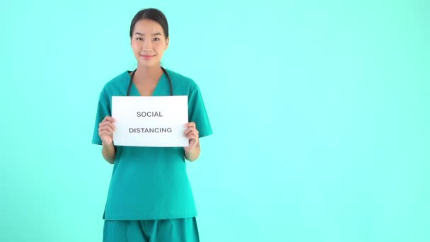 Retrato Hermosa Joven Asiática Médico Mujer Celebración Tarjeta Con Social — Vídeos de Stock