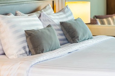 Yatak odasının iç tarafındaki yastıkta lamba var.