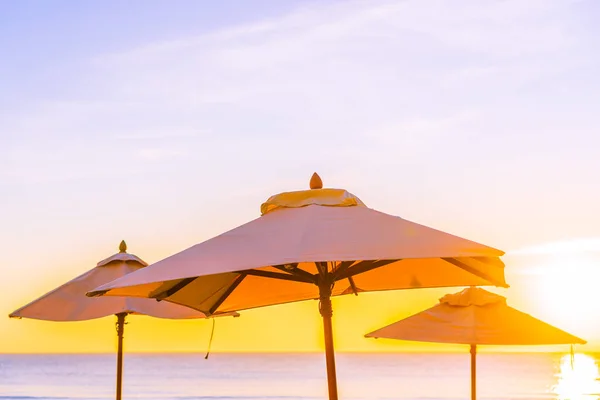 Prachtige Tropische Natuur Parasol Stoel Met Palmboom Rond Strand Zee — Stockfoto