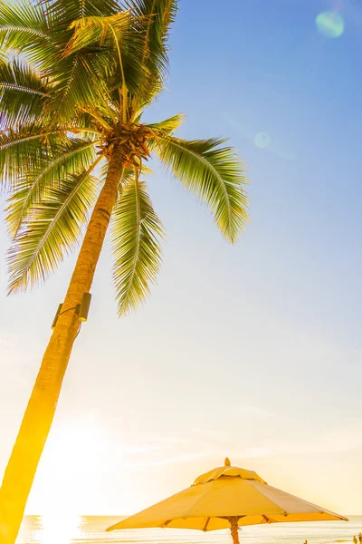 Prachtige Tropische Natuur Parasol Stoel Met Palmboom Rond Strand Zee — Stockfoto