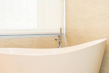 Banyonun içi temiz, boş küvet dekorasyonu.