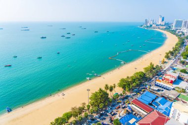 Beyaz bulut mavi gökyüzü ve Tayland 'ın Pattaya şehrindeki mimari yapı çevresindeki güzel tropikal sahil okyanus körfezi.