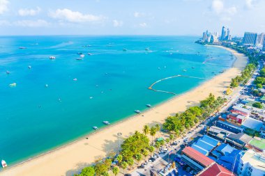 Beyaz bulut mavi gökyüzü ve Tayland 'ın Pattaya şehrindeki mimari yapı çevresindeki güzel tropikal sahil okyanus körfezi.