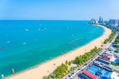 Beyaz bulut mavi gökyüzü ve Tayland 'ın Pattaya şehrindeki mimari yapı çevresindeki güzel tropikal sahil okyanus körfezi.