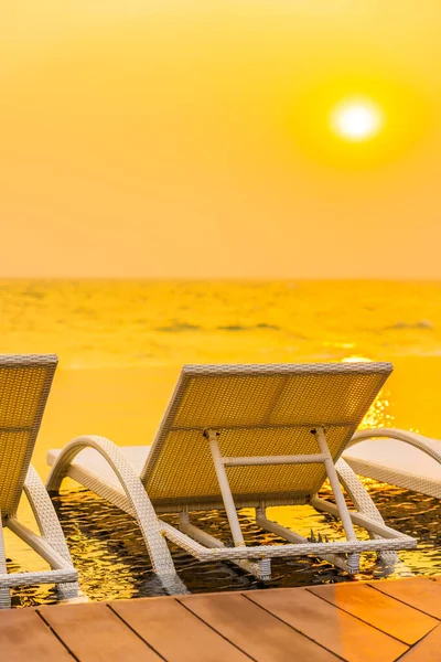 Lege Stoel Rond Buitenzwembad Hotel Resort Bij Zonsondergang Zonsopgang Tijd — Stockfoto