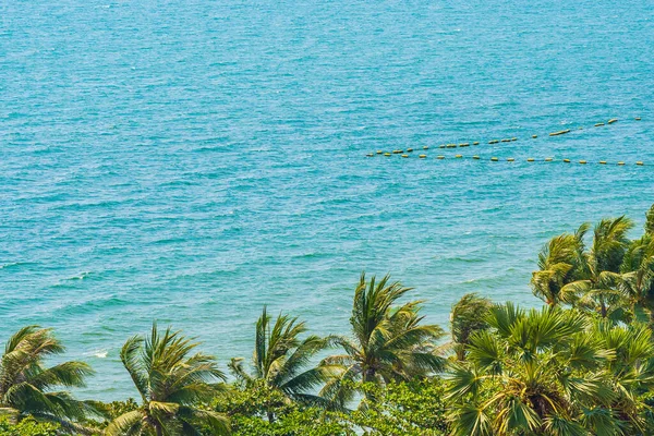 レジャー休暇のためのヤシの木の周りのビーチの海の海の湾の美しい熱帯性 — ストック写真