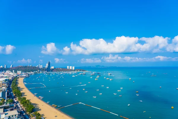 Beyaz Bulut Mavi Gökyüzü Tayland Pattaya Şehrindeki Mimari Yapı Çevresindeki — Stok fotoğraf