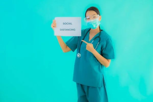 Retrato Bonito Jovem Asiático Médico Mulher Usar Máscara Mostrar Social — Fotografia de Stock