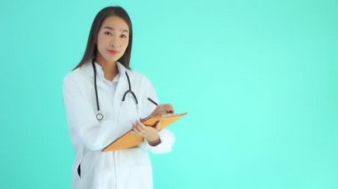 Asyalı güzel bir doktorun portresi mavi izole arka planda panoya yazıyor.