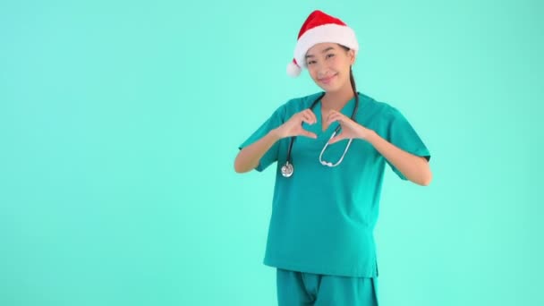 Retrato Bonito Jovem Asiático Médico Mulher Mostrando Coração Sinal Com — Vídeo de Stock