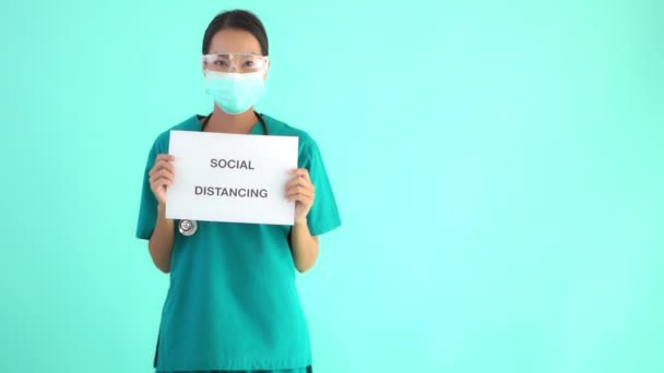 Πορτρέτο Όμορφη Νεαρή Ασιάτισσα Γιατρός Γυναίκα Κρατώντας Κάρτα Την Κοινωνική — Αρχείο Βίντεο