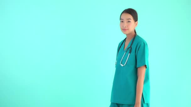 Πορτρέτο Όμορφη Νεαρή Ασιάτισσα Γιατρός Γυναίκα Σταυρωμένα Χέρια Μπλε Απομονωμένο — Αρχείο Βίντεο