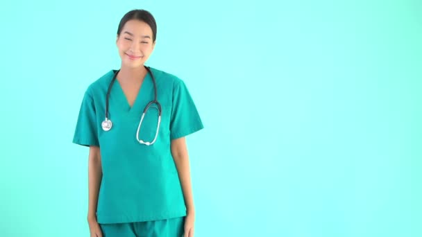 Retrato Bonito Jovem Asiático Médico Mulher Mostrando Polegares Para Cima — Vídeo de Stock