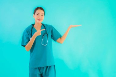 Güzel, genç Asyalı doktor kadının portresi. Hastane ve klinikte çalışmak için mutlu bir gülümseme.