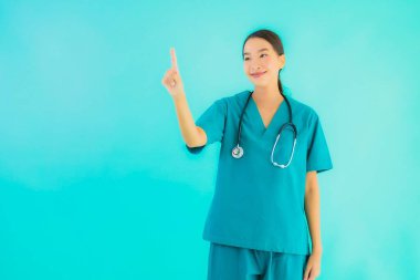 Güzel, genç Asyalı doktor kadının portresi. Hastane ve klinikte çalışmak için mutlu bir gülümseme.