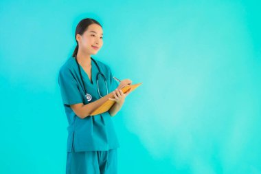 Fotokopi için boş kâğıt tahtası olan güzel Asyalı genç doktor kadın hastane ve klinikteki sağlık hizmetleri konseptinde mavi izole edilmiş arka plan.
