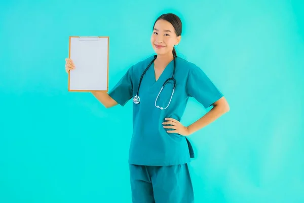 Retrato Hermosa Joven Asiática Médico Mujer Con Tablero Papel Vacío — Foto de Stock