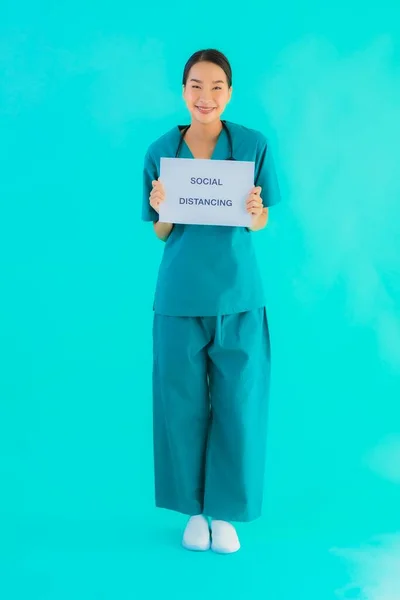 Retrato Bonito Jovem Asiático Médico Mulher Mostrar Sinal Com Social — Fotografia de Stock