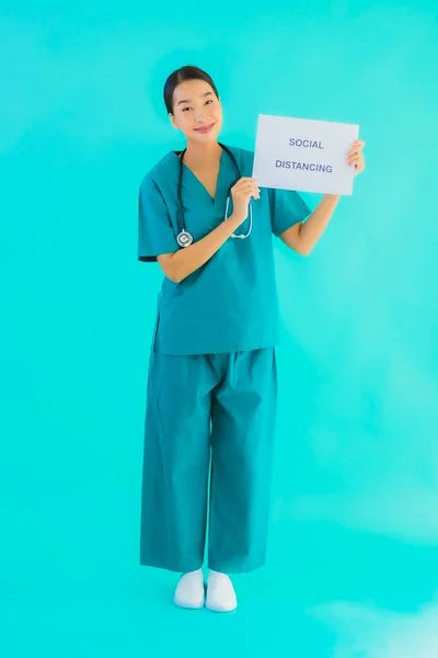 Porträt Schöne Junge Asiatische Ärztin Zeigt Zeichen Mit Sozialer Distanzierung — Stockfoto