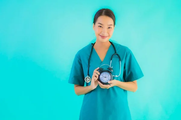 Portriat Bella Giovane Asiatico Medico Donna Spettacolo Orologio Allarme Blu — Foto Stock