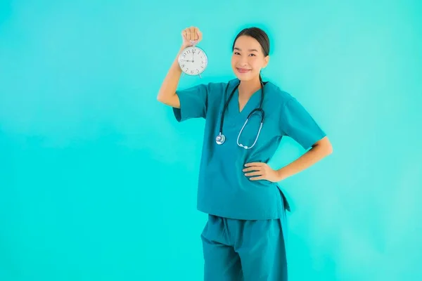 Portriat Bella Giovane Asiatico Medico Donna Spettacolo Orologio Allarme Blu — Foto Stock