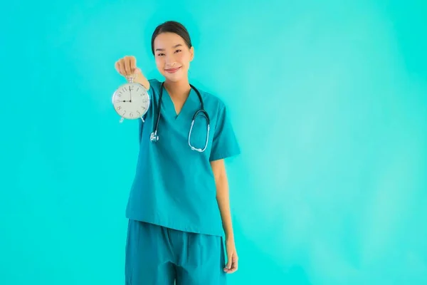 Portriat Bella Giovane Asiatico Medico Donna Spettacolo Orologio Allarme Blu — Foto Stock