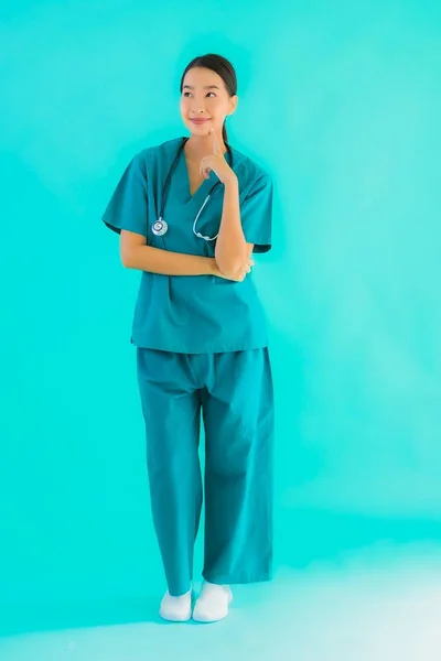 Ritratto Bella Giovane Asiatica Medico Donna Sorriso Con Molti Azione — Foto Stock