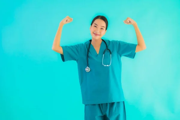 Güzel Asyalı Genç Doktor Kadın Gülümsüyor Mavi Izole Arka Planda — Stok fotoğraf