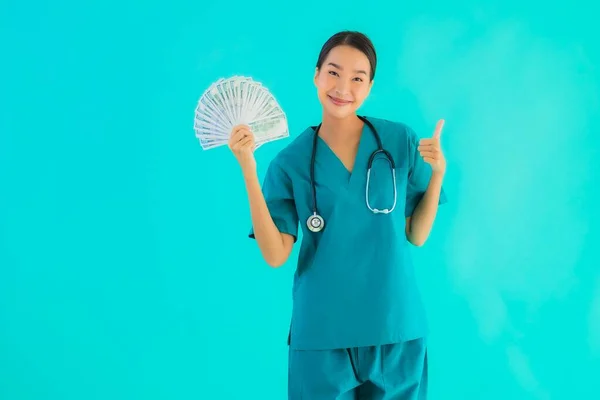 아름다운 아시아 의의사 현금을 — 스톡 사진