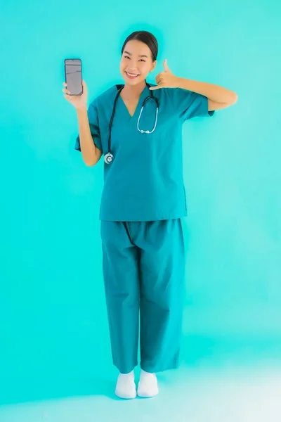 Portrait Beautiful Young Asian Doctor Woman Show Smart Mobile Phone — Stock Photo, Image