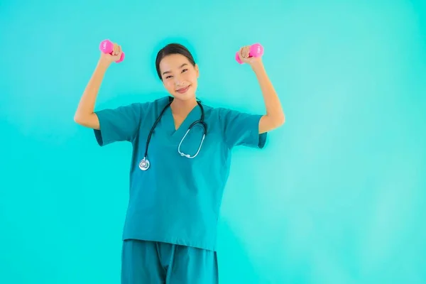 Güzel Asyalı Genç Doktor Kadın Portresi Mavi Izole Arka Planda — Stok fotoğraf