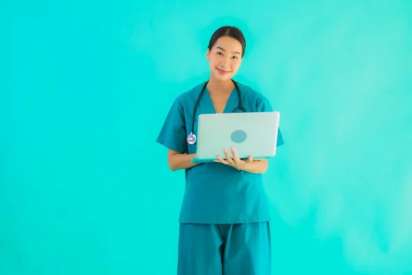 形象漂亮的年轻亚洲医生女人 有手提电脑或蓝色独立背景的电脑 — 图库照片