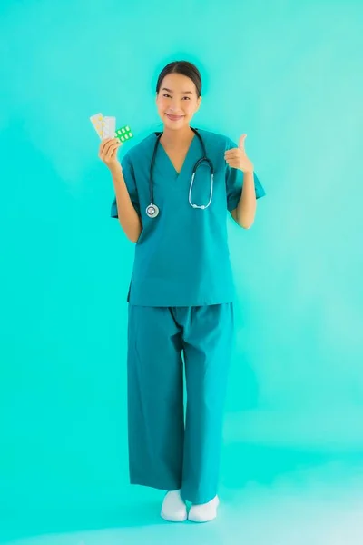 Porträtt Vacker Ung Asiatisk Läkare Kvinna Med Piller Eller Läkemedel — Stockfoto