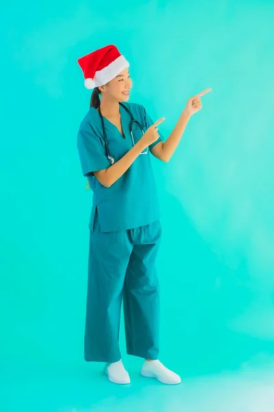 Portré Gyönyörű Fiatal Ázsiai Orvos Visel Karácsonyi Kalap Mosollyal Boldog — Stock Fotó