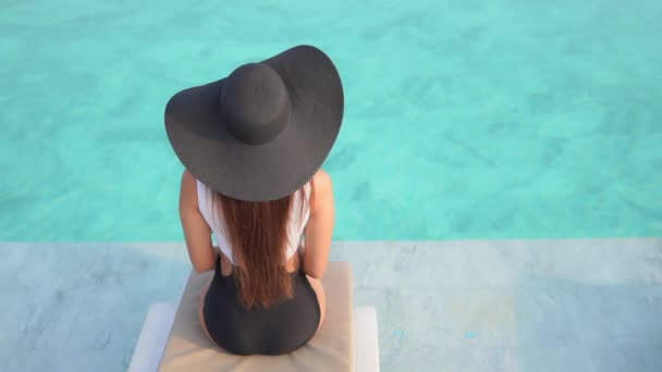 Záběry Krásné Asijské Ženy Relaxaci Bazénu Hotelu — Stock video