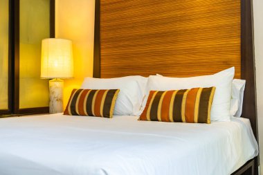 Yatak odasının iç dekorasyonunda beyaz rahat yastık.