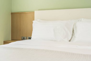 Yatak odasının iç dekorasyonunda beyaz rahat yastık.