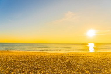 Günbatımında ya da gün doğumunda seyahat için güzel tropikal doğa deniz okyanusu