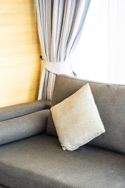 Oturma odasının iç dekorasyonunda yastık var.