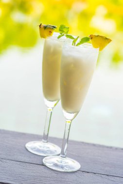 Buzlu kokteyller oteldeki yüzme havuzunun etrafındaki ahşap zeminde.