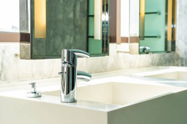 Musluk suyu ve banyo ve tuvaletin iç dekorasyonu.