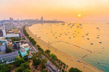 Pattaya şehri Tayland 'ın etrafında mimari yapıları ve gemileri olan güzel tropikal sahil okyanus körfezi.