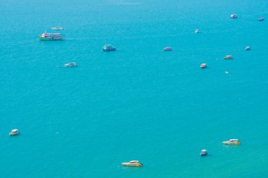 Beyaz bulut mavi gökyüzü ve Tayland 'ın Pattaya şehrindeki mimari yapı çevresindeki güzel tropikal sahil okyanus körfezi.