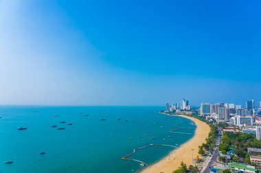 Beyaz bulut mavi gökyüzü ve Tayland 'ın Pattaya şehrindeki mimari yapı çevresindeki güzel tropikal sahil okyanus körfezi.