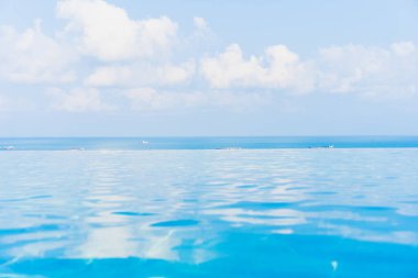 Okyanus manzaralı güzel sonsuzluk yüzme havuzu beyaz bulut mavi gökyüzü boş bir tatil için